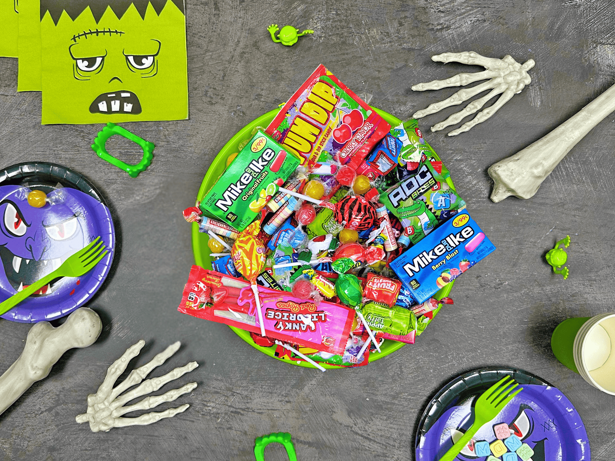 Assorted Halloween Candy - Bulk Candies - 5 Pounds - Trick or Treat Variety Pack - Pinata Assortment - Parade Mix