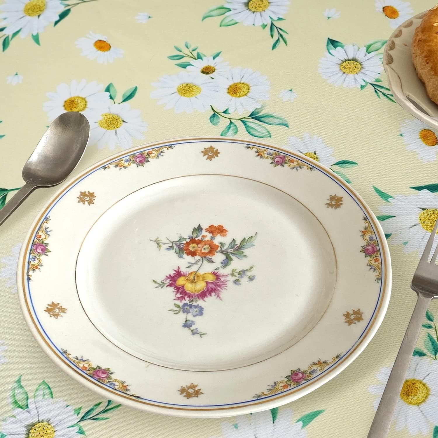 Daisy Floral Oval Tablecloth 60 x 84, Yellow White Floral Spring Tablecloth Table Cover, Elegant Country Table Cloths for Parties, Kitchen Dining Table,Polyester Fabric Flower Tablecloth, Daisy Decor