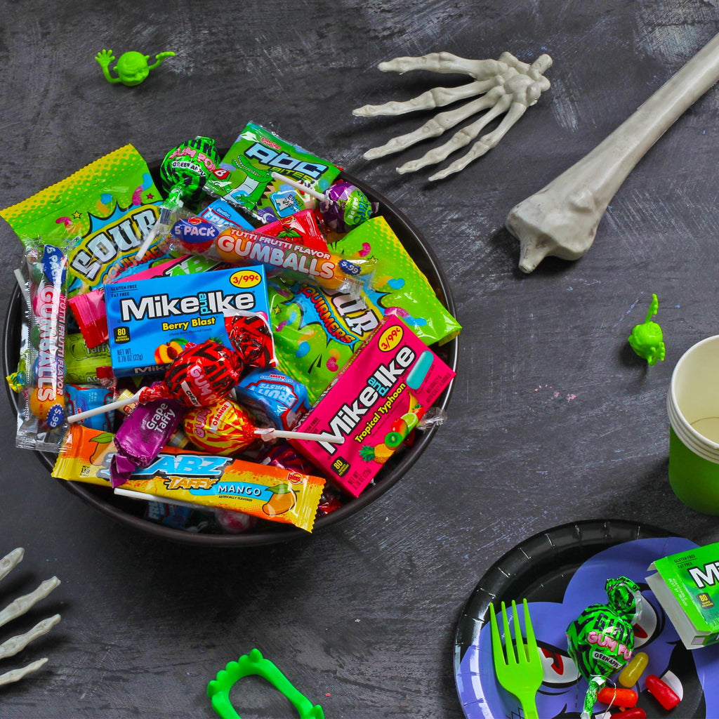 Assorted Candy Mix - Bulk Candies Trick or Treat - 2.2 Pounds - Parade Party Pack - Pinata Goodie Bag Stuffers